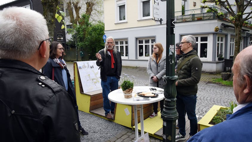 Das Foto zeigt Lindlarer Bürger im Gespräch mit Planern und Politik.