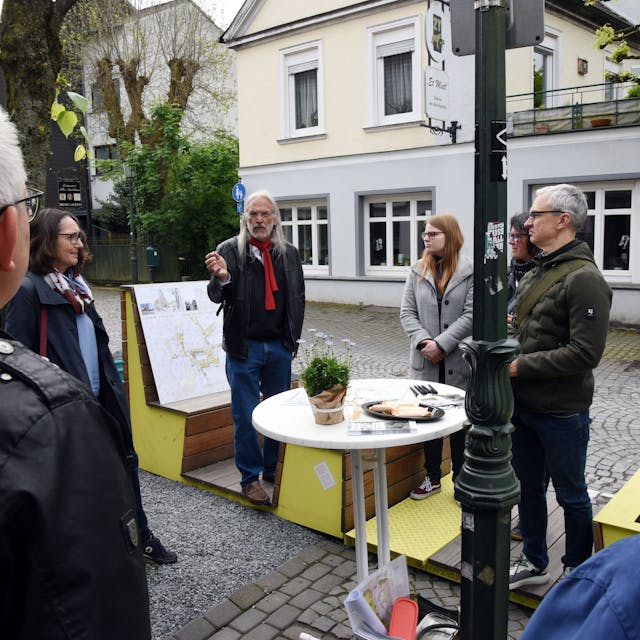 Das Foto zeigt Lindlarer Bürger im Gespräch mit Planern und Politik.