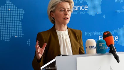 Die Präsidentin der Europäischen Kommission Ursula von der Leyen hält ihre Rede nach einem Treffen mit dem französischen Präsidenten Macron und dem chinesischen Präsidenten Xi.
