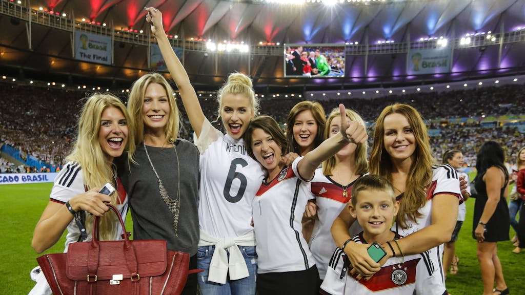Die Spielerfrauen nach dem WM-Titel der deutschen Fußball-Nationalmannschaft 2014.