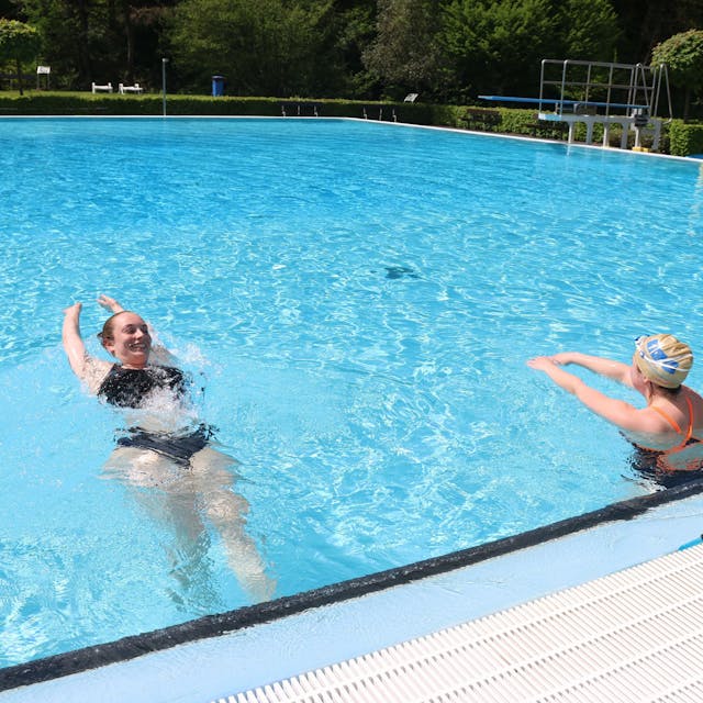 Pia Wilding und Jane-Ashley Hanke schwimmen im Becken.