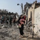 Rafah: Palästinenser inspizieren beschädigte Häuser, nachdem israelische Kampfflugzeuge ein Haus bombardiert hatten. (Archivbild)