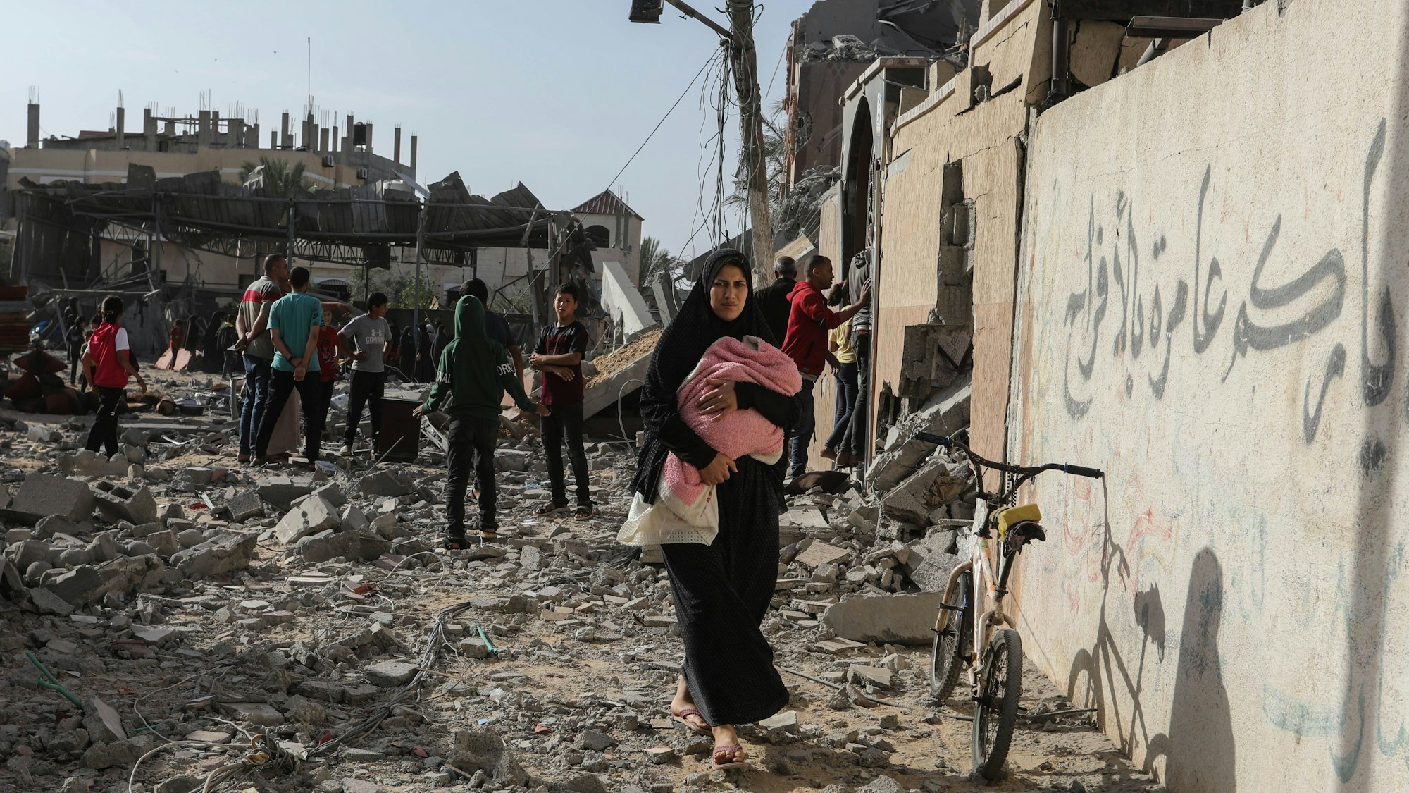 Rafah: Palästinenser inspizieren beschädigte Häuser, nachdem israelische Kampfflugzeuge ein Haus bombardiert hatten. (Archivbild)