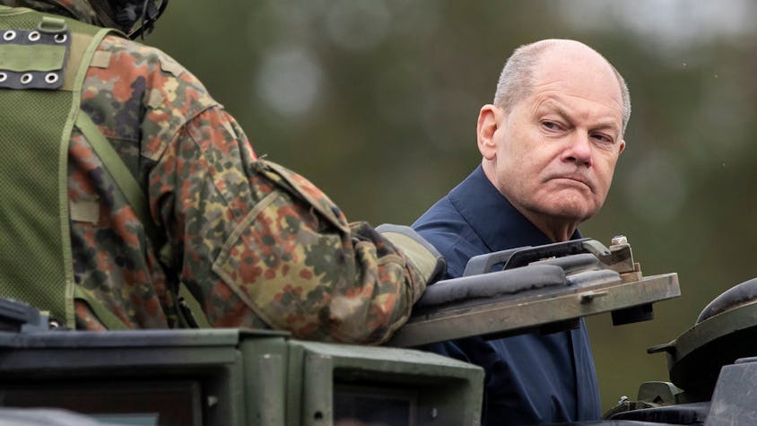 Bundeskanzler Olaf Scholz (SPD) fährt auf einem gepanzerten Militärfahrzeug.