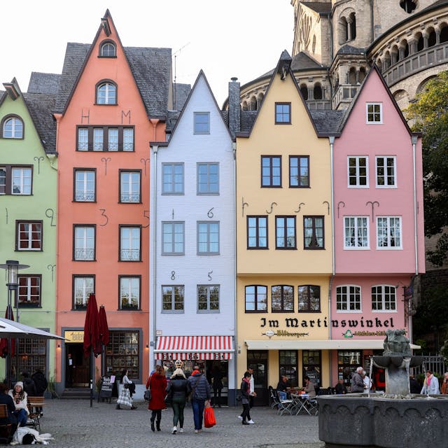 Bild der Giebelhäuschen am Kölner Fischmarkt aus 2021, auf dem noch alle bunten Häuser stehen.