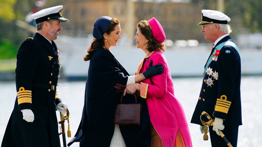 Der dänische König Frederik X. (l.) und Königin Mary (m., l.) werden von Königin Silvia (m., r.) und König Carl XVI. Gustaf von Schweden bei ihrer Ankunft auf der Skeppsbron begrüßt.