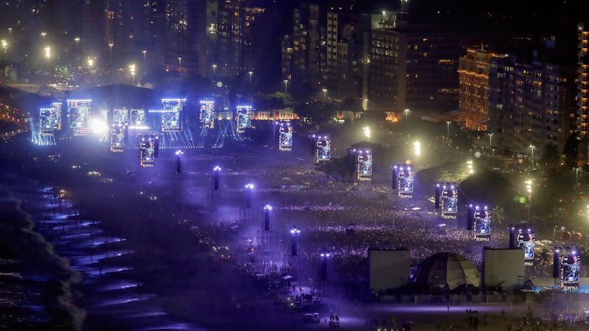 Rio de Janeiro: Fans drängen sich am Samstag (4. Mai) am Strand der Copacabana, um Madonnas letzte Show ihrer „Celebration Tour“ zu sehen.