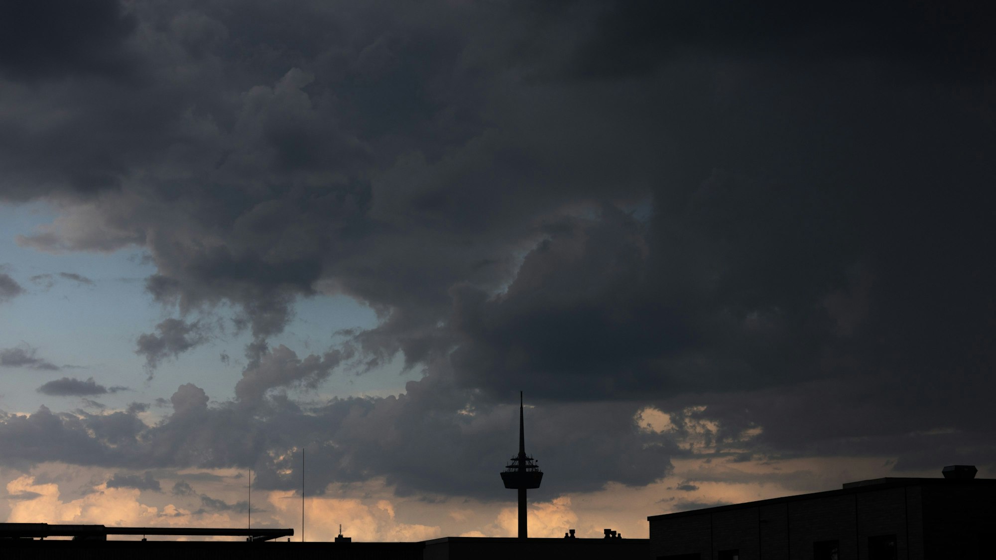 Köln: Dunkle Wolken ziehen über den Fernsehturm Colonius. (Archivbild)
