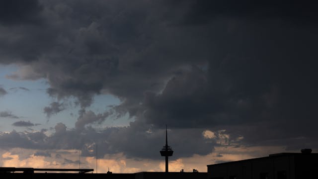 Köln: Dunkle Wolken ziehen über den Fernsehturm Colonius. (Archivbild)