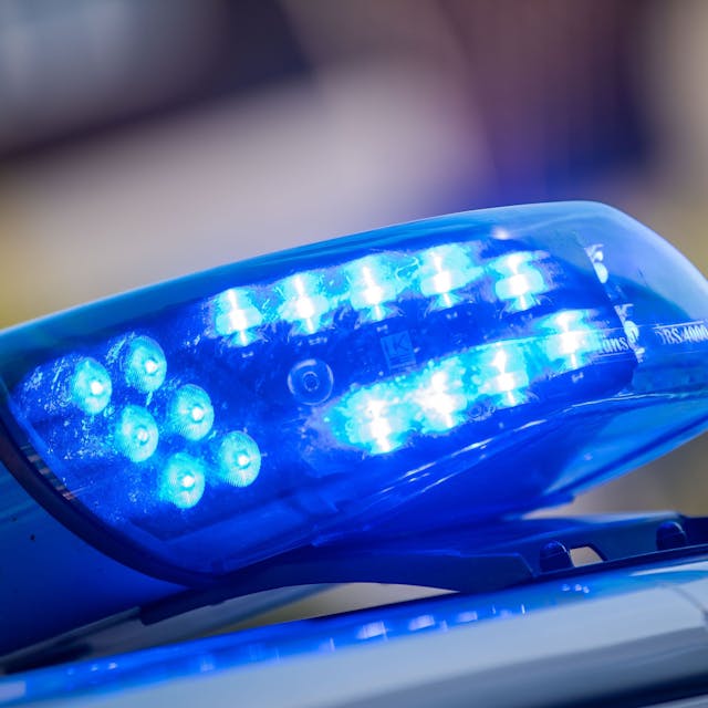 Ein Blaulicht ist auf dem Dach eines Polizeifahrzeugs zu sehen.&nbsp;