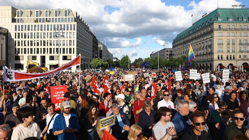 Solidaritätsdemonstration für Matthias Ecke auf dem Pariser Platz in Berlin am Sonntag (5. Mai).