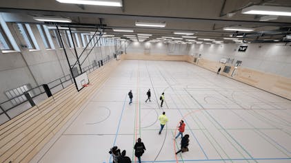09.02.2022, Köln: Erweiterungsbau Hildegard-von-Bingen-Gymnasium fertiggestellt. Dreifach-Turnhalle. Foto: Max Grönert
