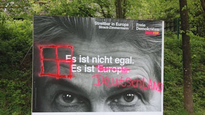 Ein beschmiertes Wahlplakat der FDP Oberberg.