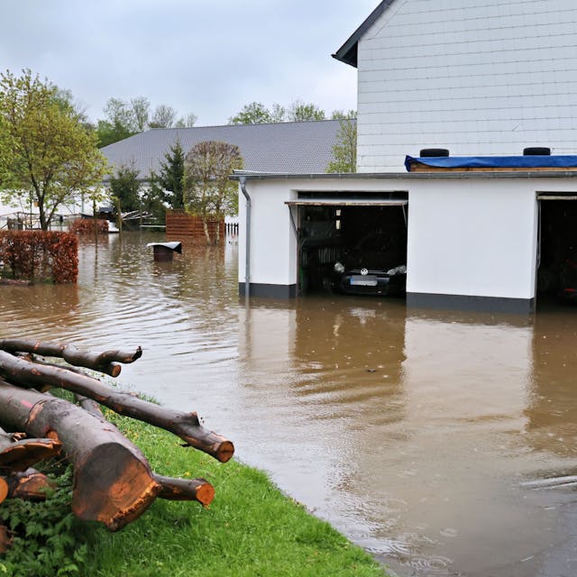 Das Bild zeigt eine Doppelgarage in Dahlem, die beim Starkregen überflutet wurde.