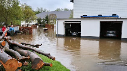 Das Bild zeigt eine Doppelgarage in Dahlem, die beim Starkregen überflutet wurde.