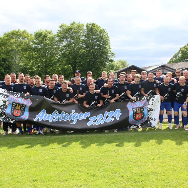 Das Bild zeigt die komplette Mannschaft des TuS Dom-Esch nach dem Aufstieg in die Kreisliga A.