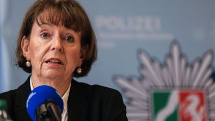 Köln: Henriette Reker (parteilos), Oberbürgermeisterin, spricht auf einer Pressekonferenz.