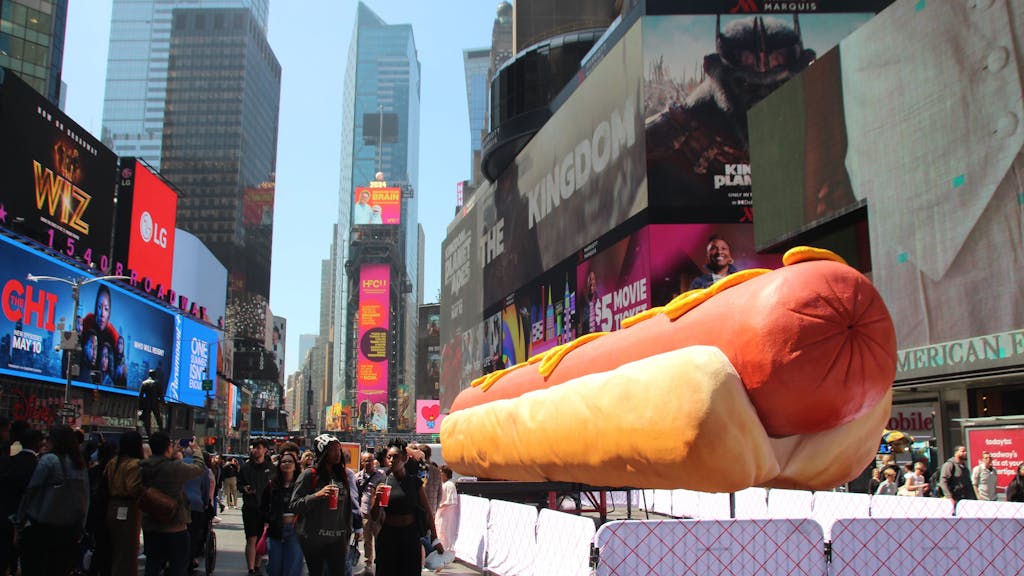 Die Hotdog-Skulptur „Hot Dog in the City“ in der New Yorker Innenstadt.