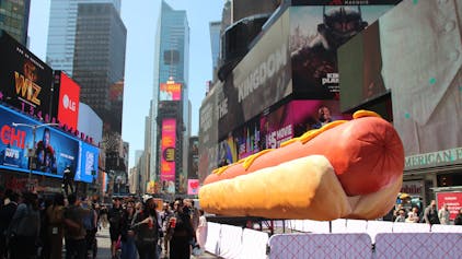 Die Hotdog-Skulptur „Hot Dog in the City“ in der New Yorker Innenstadt.