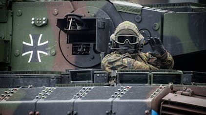 Ein in Litauen stationierter deutscher Nato-Soldat nimmt an einer Militärparade in Vilnius teil. Die Nato hat angeblich erstmals „rote Linien“ für einen Kriegseintritt in der Ukraine definiert. (Archivbild)