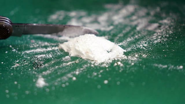 (Archivbild) Auf einem grünen Tisch liegt ein unverpackter Haufen Kokain.