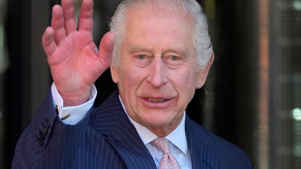 König Charles III. winkt bei einem Treffen mit anderen Krebspatienten im Macmillan Cancer Centre.&nbsp;