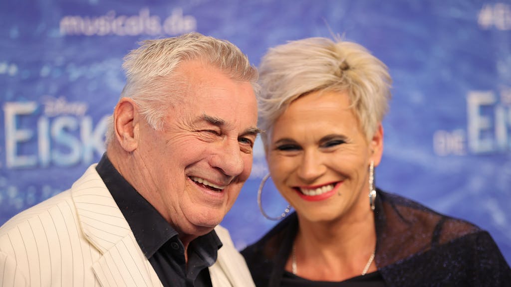 Heinz Hoenig, Schauspieler, und seine Frau Annika kommen zur Deutschlandpremiere des Disney-Musicals "Die Eiskönigin·.&nbsp;