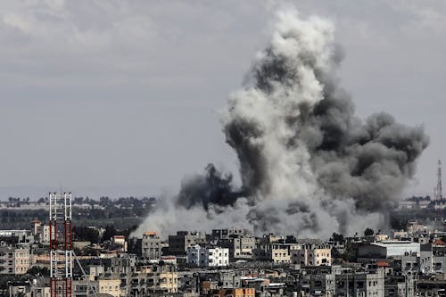 06.05.2024, Palästinensische Gebiete, Rafah: Nach einem israelischen Luftangriff auf den Osten der Stadt Rafah im südlichen Gazastreifen steigt Rauch auf.