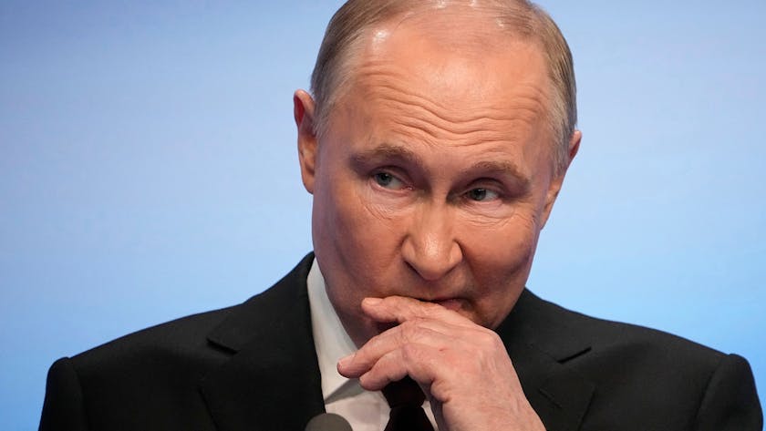 ARCHIV - 18.03.2024, Russland, Moskau: Der russische Präsident Wladimir Putin spricht während eines Besuchs in seiner Wahlkampfzentrale nach den Präsidentschaftswahlen in Moskau am 18. März 2024. Putin beginnt seine fünfte Amtszeit als russischer Präsident am Dienstag mit einer opulenten Amtseinführung im Kreml, nachdem er seine politische Opposition vernichtet, einen verheerenden Krieg in der Ukraine begonnen und seine Macht konsolidiert hat. Foto: Uncredited/AP/dpa/dpa +++ dpa-Bildfunk +++