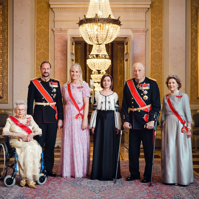 Prinzessin Astrid, Kronprinz Haakon, Kronprinzessin Mette-Marit, die Präsidentin von Moldau, Maia Sandu, und das norwegische Königspaar Harald V. und Sonja.