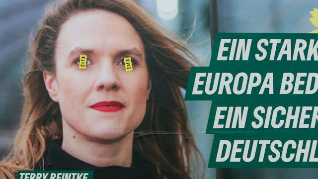 Ein Wahlplakat zur Europawahl von den Grünen am Ebertplatz ist mit Aufklebern teilweise überklebt.