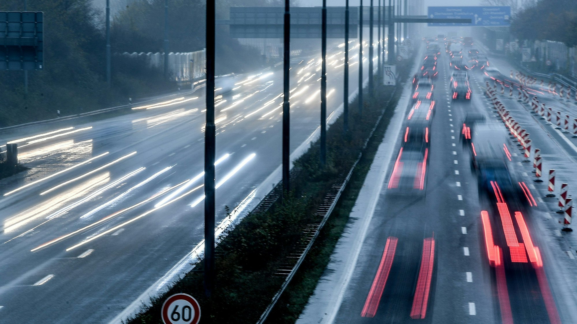 ARCHIV - 10.11.2016, Nordrhein-Westfalen, Köln: Autos fahren dicht gedrängt auf der Autobahn 1 (Wischeffekt durch Langzeitbelichtung). (zu dpa: «Am Wochenende Sperrungen auf A1 und A40») Foto: Federico Gambarini/dpa +++ dpa-Bildfunk +++