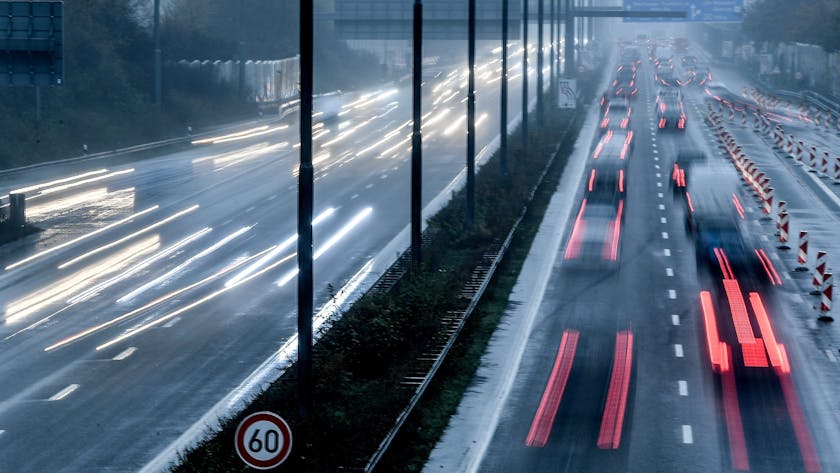 ARCHIV - 10.11.2016, Nordrhein-Westfalen, Köln: Autos fahren dicht gedrängt auf der Autobahn 1 (Wischeffekt durch Langzeitbelichtung). (zu dpa: «Am Wochenende Sperrungen auf A1 und A40») Foto: Federico Gambarini/dpa +++ dpa-Bildfunk +++