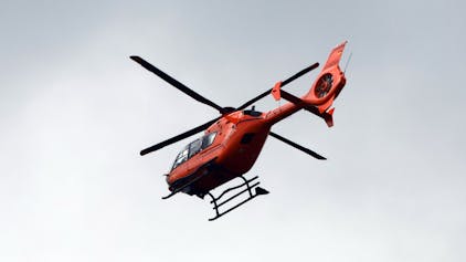 Am 7. Mai musste eine Person in Köln-Zollstock in ihrer Wohnung wiederbelebt werden. Der Notarzt landete mit einem Hubschrauber im Vorgebirgspark. (Symbolbild)








