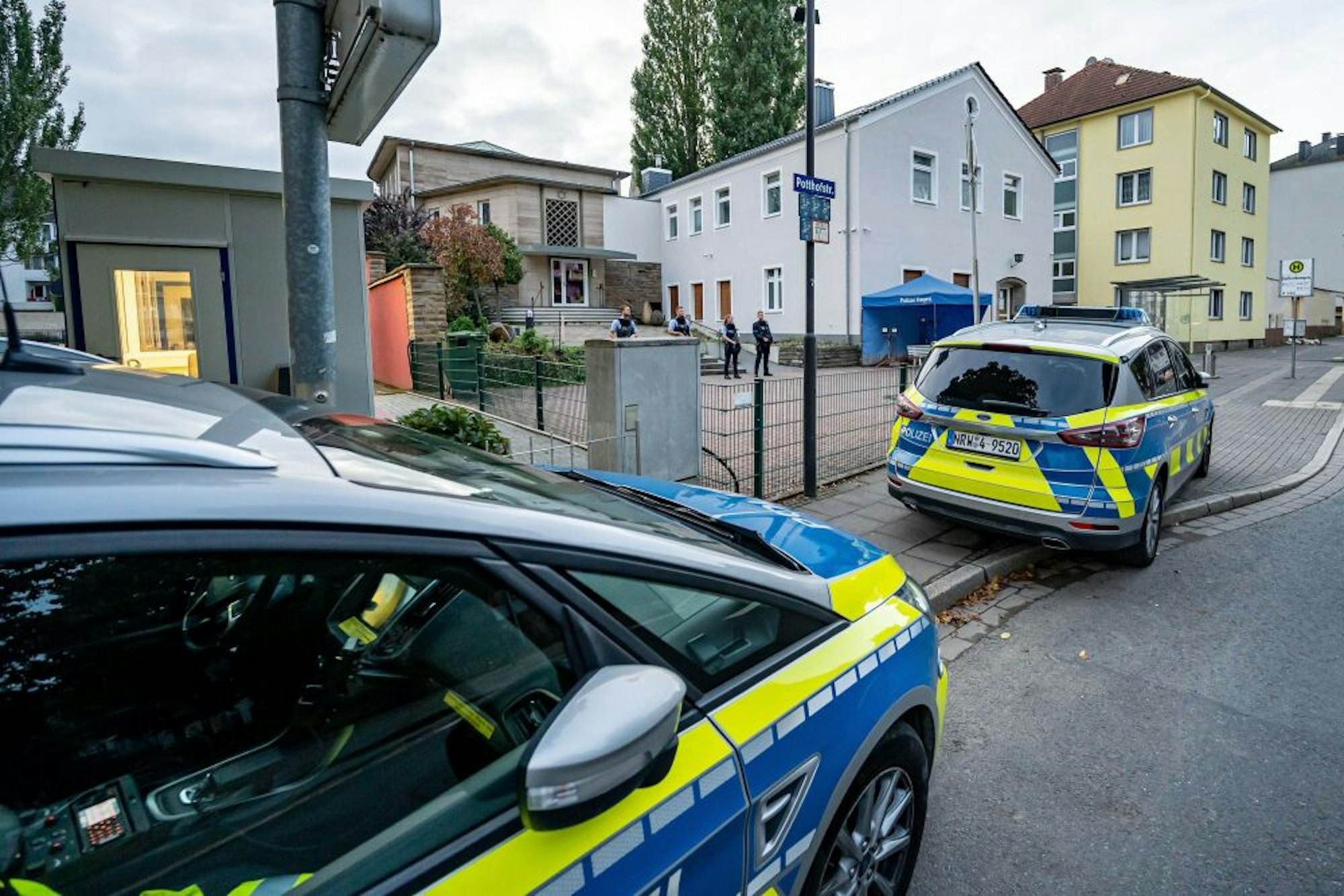 Polizeifahrzeuge und Beamte am Donnerstag vor der Synagoge in Hagen