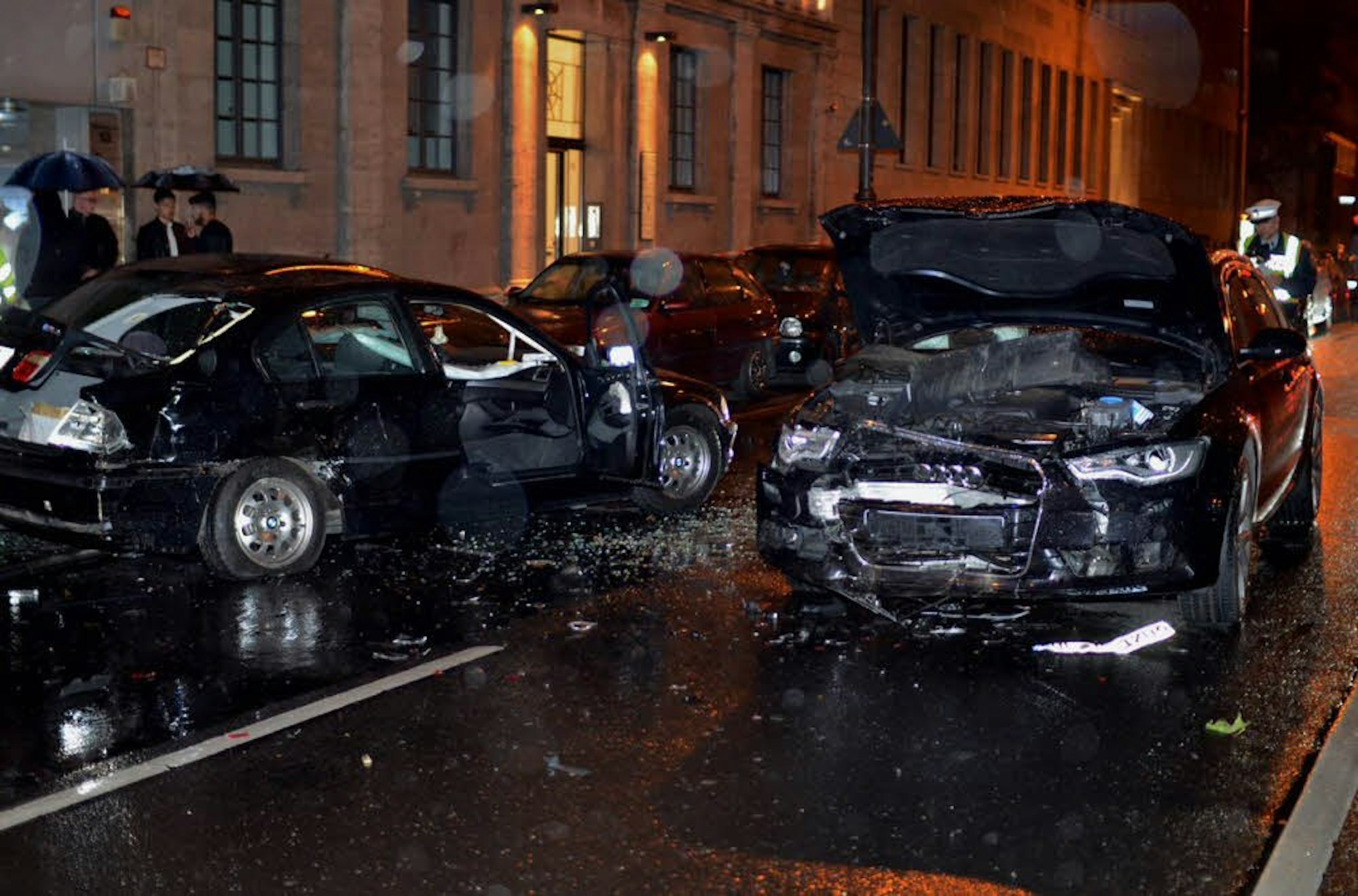Der BMW (l.) rutschte im Regen gegen den Audi.