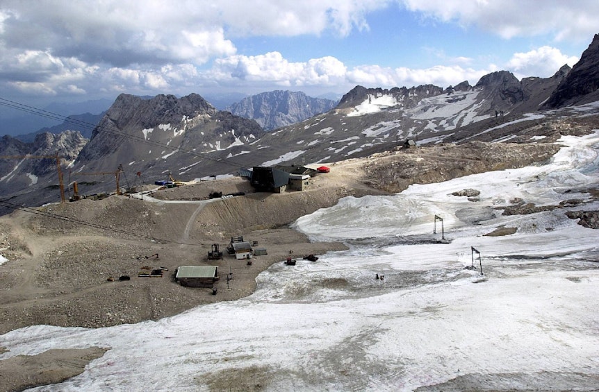 Der Gletscherschwund ist sichtbar: zurückgehendes Eis am Zugspitzblatt (deutsche Alpen).