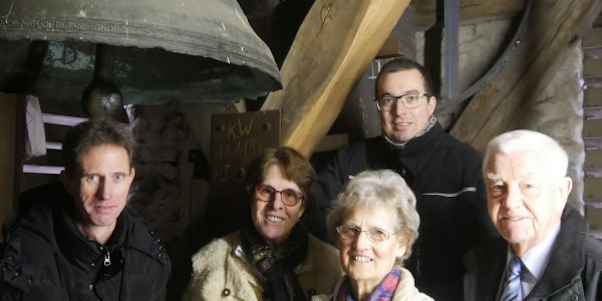 Im Nordturm hängen die Glocken dicht nebeneinander, für die Beiersleute Peter Engel, Ernestine und Sohn Christoph Witte, Maria und Helmut Salz (von links) wird es da schon recht eng.