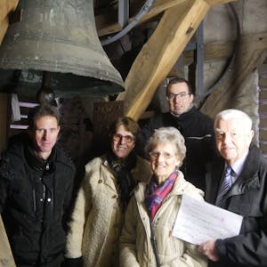 Im Nordturm hängen die Glocken dicht nebeneinander, für die Beiersleute Peter Engel, Ernestine und Sohn Christoph Witte, Maria und Helmut Salz (von links) wird es da schon recht eng.