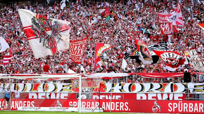 FC-Fans in der Südkurve im Müngersdorfer Stadion