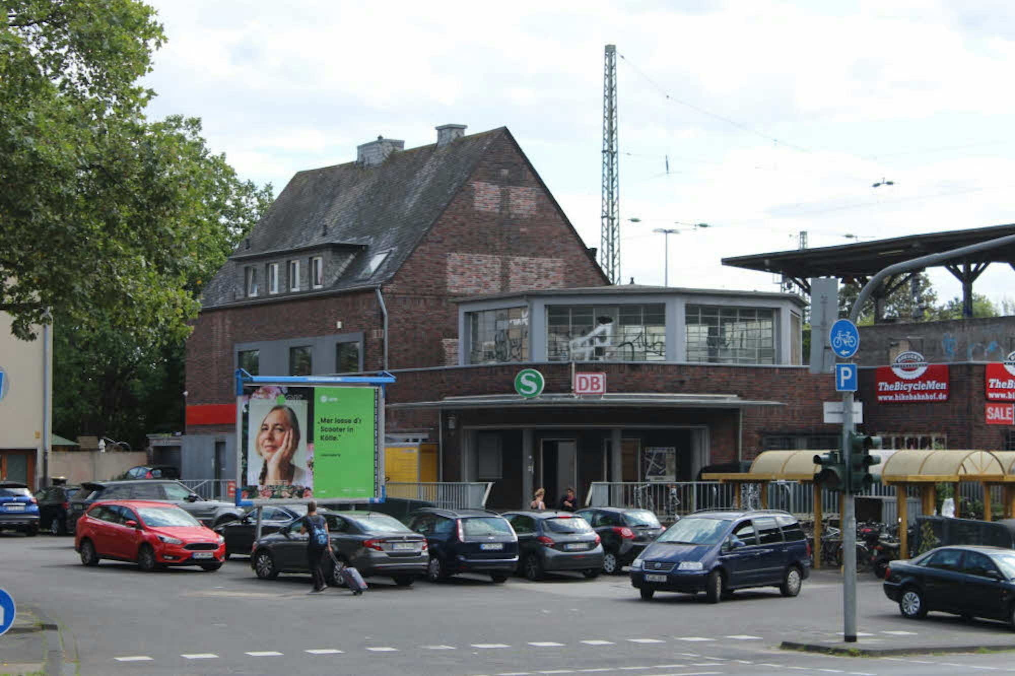 Der Longericher Bahnhofs-Vorplatz