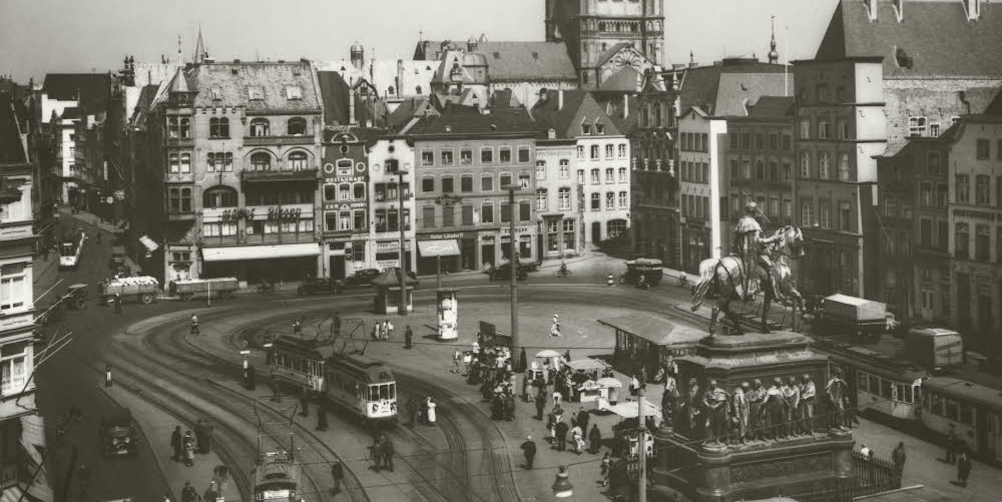 Köln, wie es war: August Sander dokumentierte nach dem Krieg Straßen und Plätze, darunter auch den Heumarkt mit Straßenbahnverkehr.