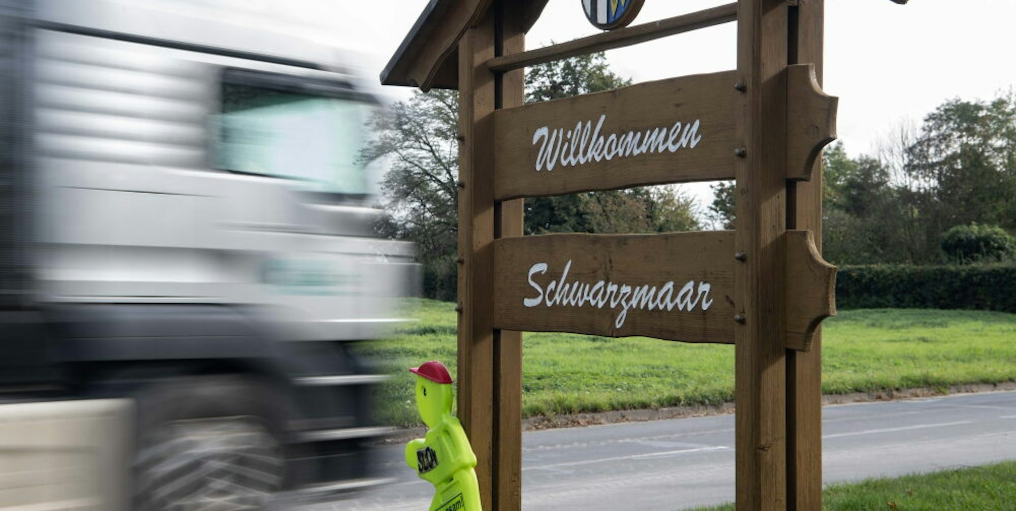 Täglich fahren mehrere Hundert Lkw über die K 3 durch Müggenhausen und Schwarzmaar. Der Schwerlastverkehr ist seit Jahren eine Belastung für die Anwohner.