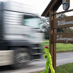 Täglich fahren mehrere Hundert Lkw über die K 3 durch Müggenhausen und Schwarzmaar. Der Schwerlastverkehr ist seit Jahren eine Belastung für die Anwohner.