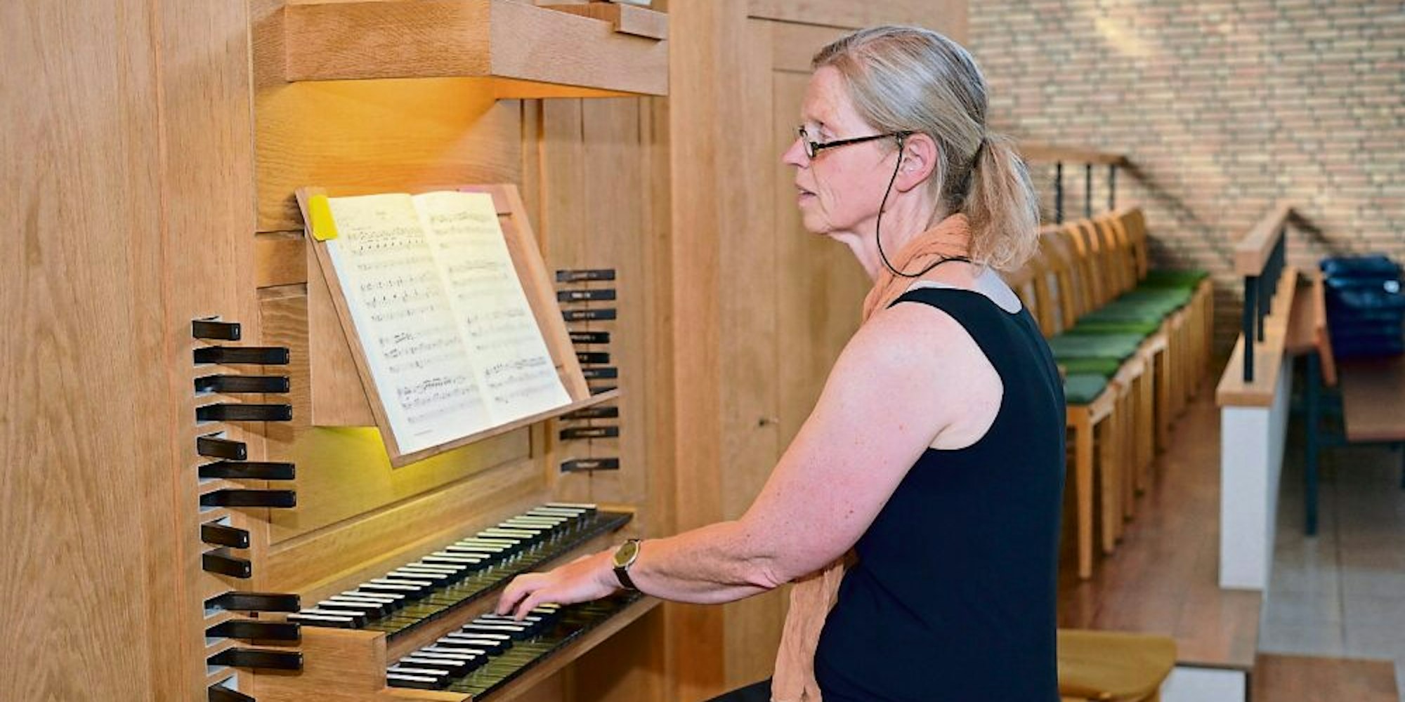 Doris Röskenbleck an ihrem Arbeitsplatz, der Orgel der Rösrather Versöhnungskirche.