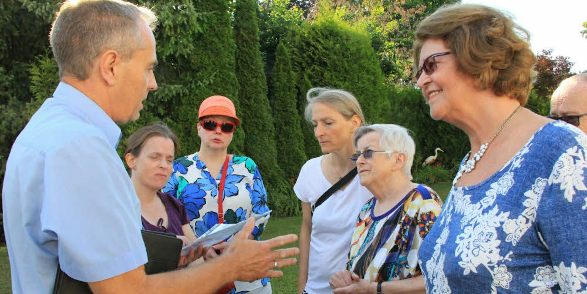 FDP-Ratsmitglied Dieter Scholtes im Gespräch mit Yvonne Gäde (r.) in deren Garten.