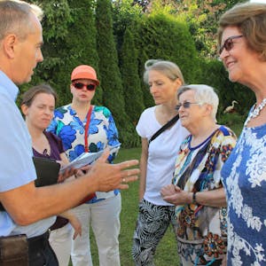 FDP-Ratsmitglied Dieter Scholtes im Gespräch mit Yvonne Gäde (r.) in deren Garten.