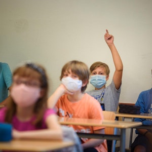 Schüler mit Corona-Masken an einer Schule in Kiel.