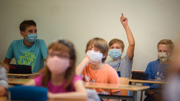 Schüler mit Corona-Masken an einer Schule in Kiel.