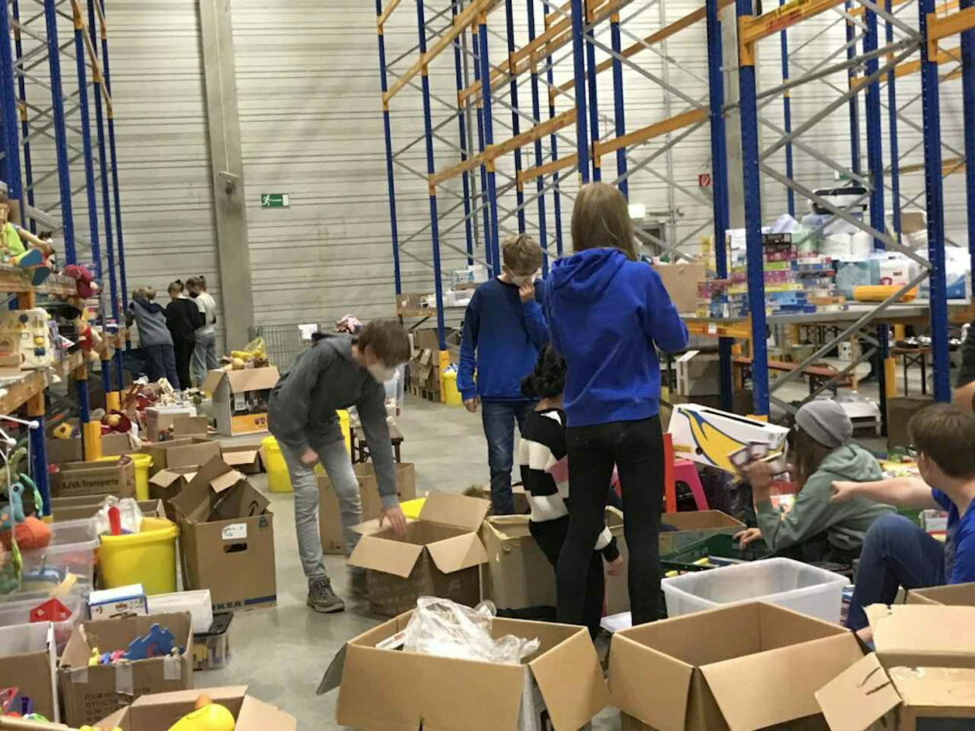 Im Spendenlager von „Meckenheim hilft“ engagieren sich auch Schüler und sortieren die Güter.